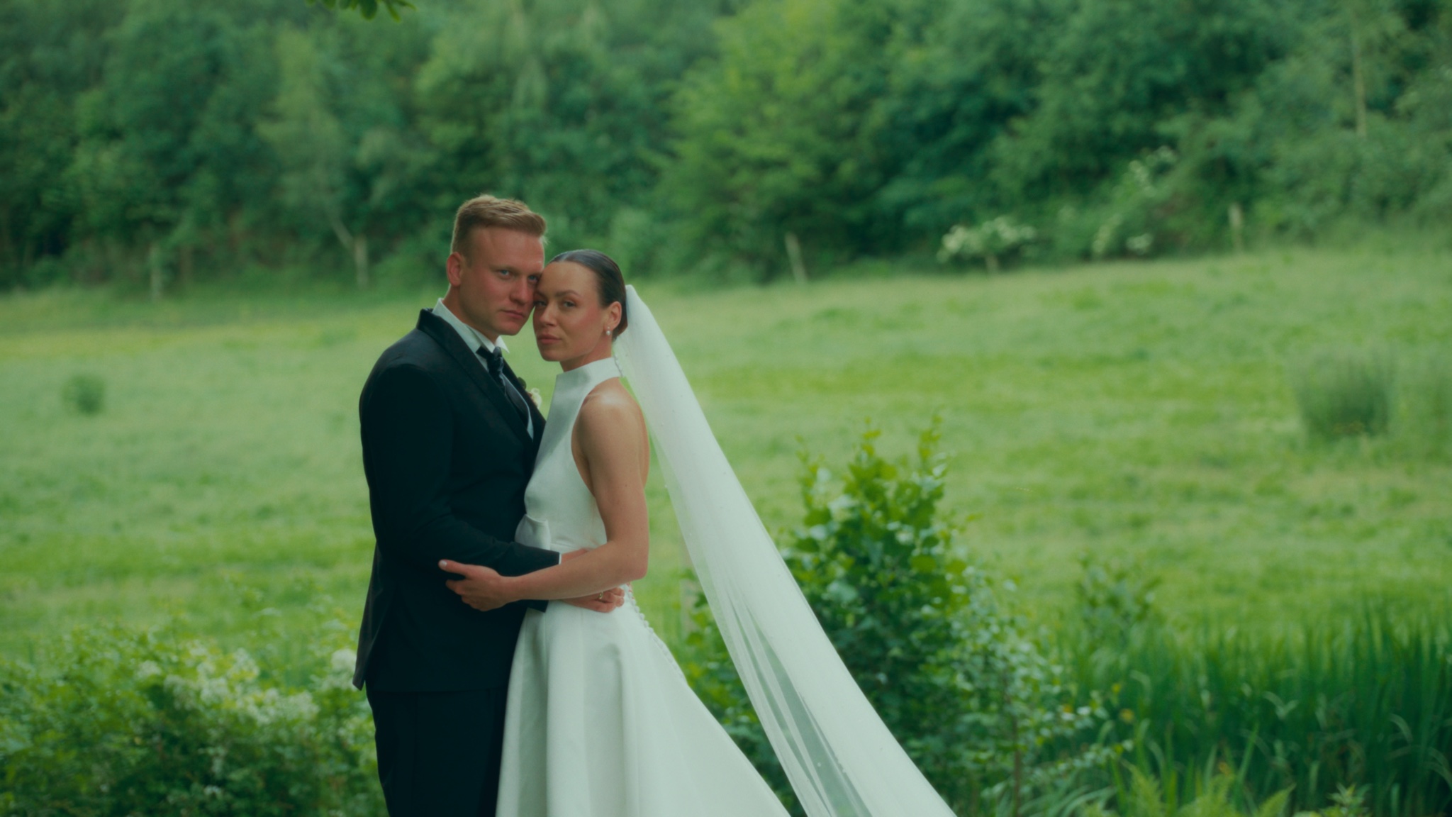 Irina und Bernd umarmen sich im Grünen